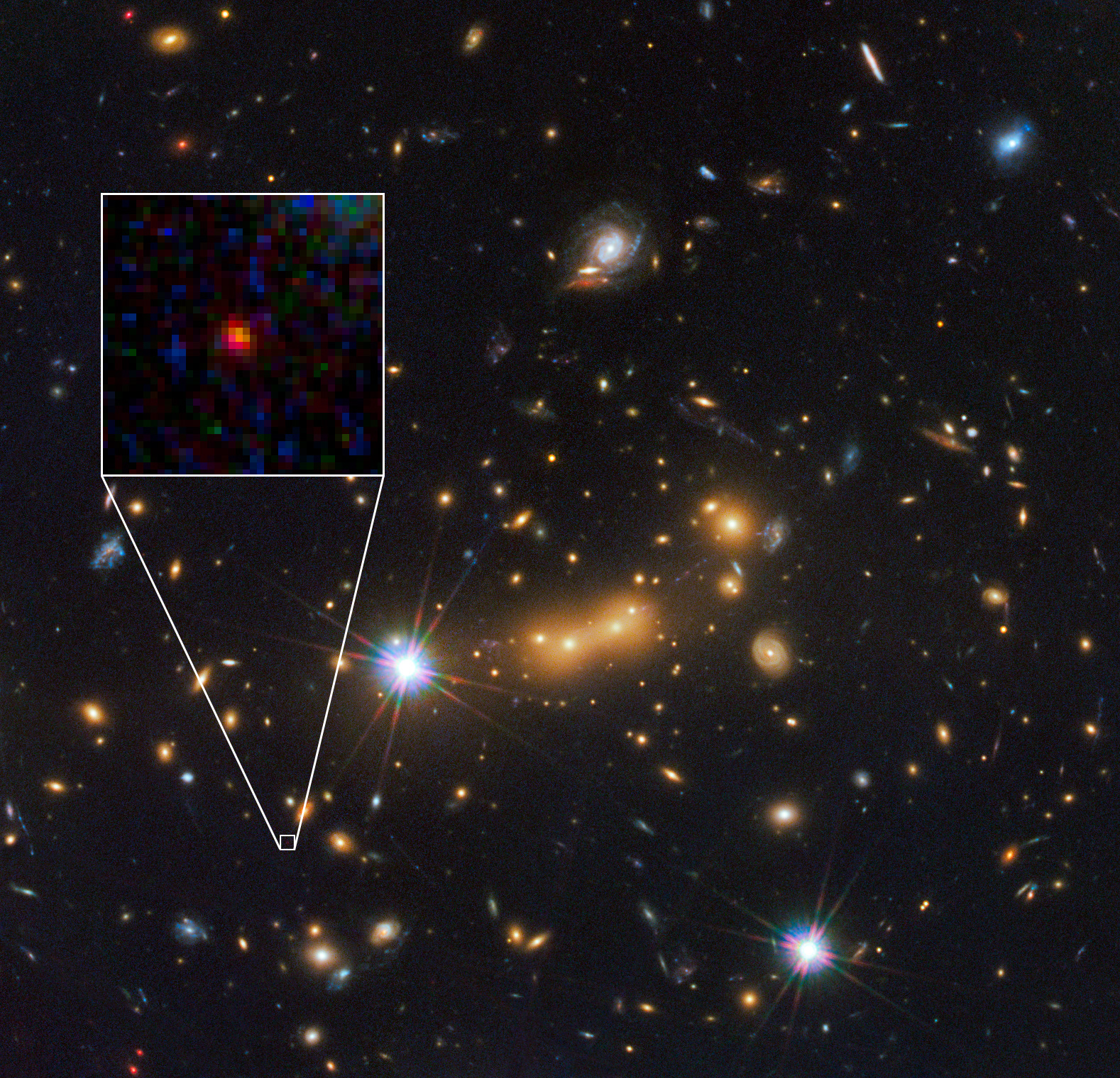 تصویر MACS0647-JD در خوشه کهکشانی دورترین کهکشان ثبت شده در جهان به وسیله هابل
